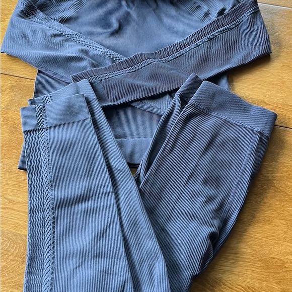 Like new MTA Sport women’s athletic apparel performance turtleneck & pant set - Picture 2 of 12